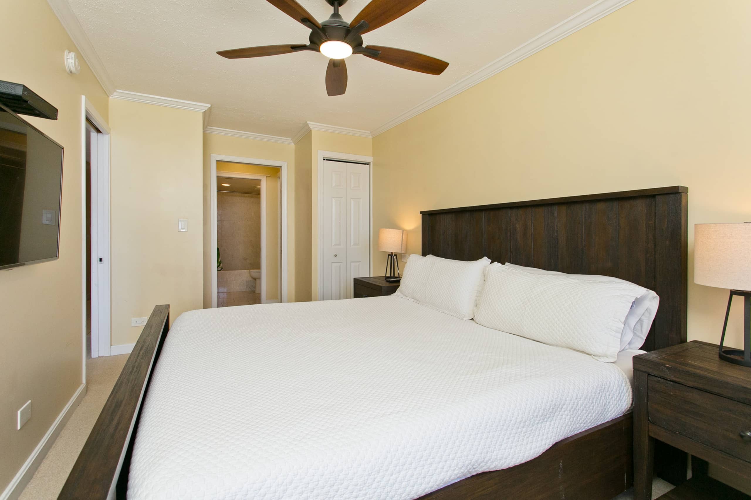 Oceanfront Oasis: Renovated Coastal Retreat - Image 9