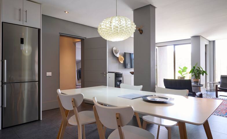 Contemporary Apartment with spectacular view gallery image 4