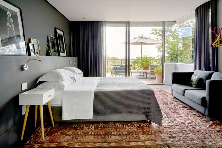 Contemporary Apartment with spectacular view gallery image 5