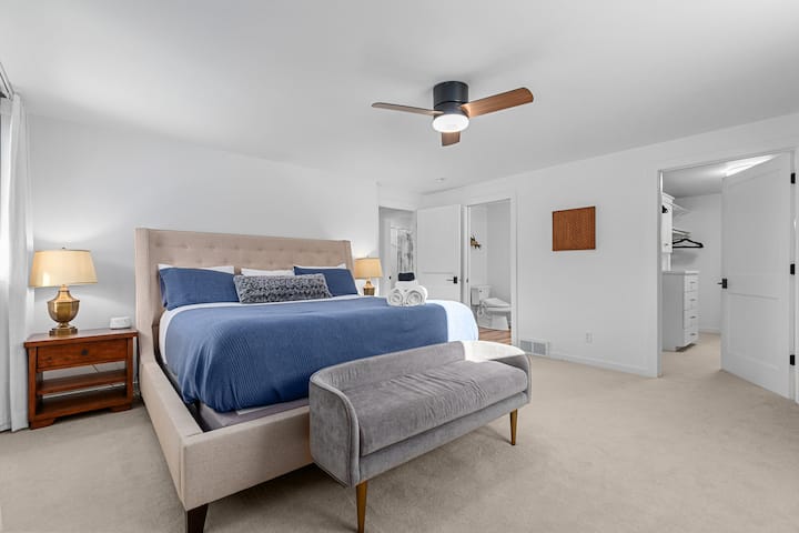 Родителската спалня разполага с прилежаща баня.