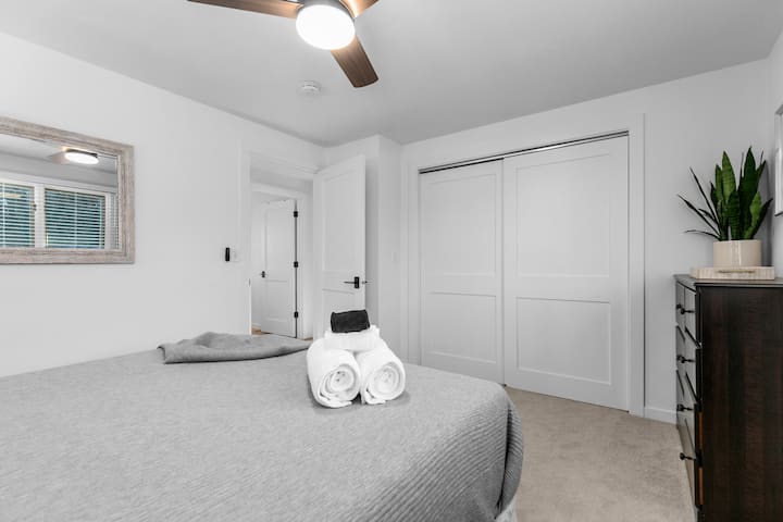 Гардероб и скрин за съхранение.