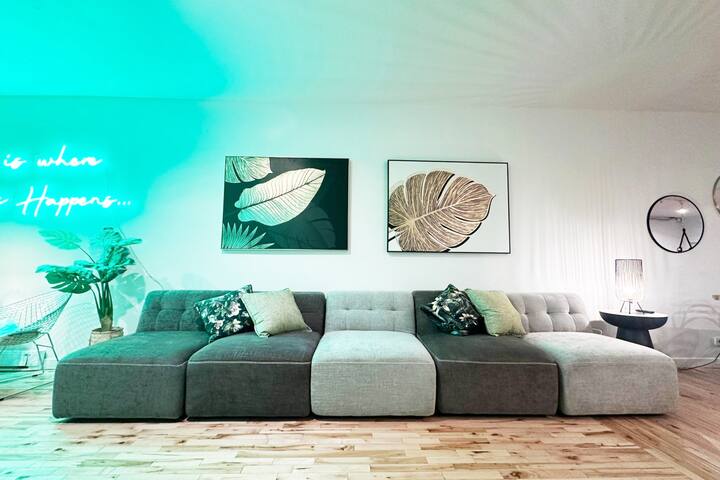 Huge Stylish 6BR on the Main – Private Building gallery image 3