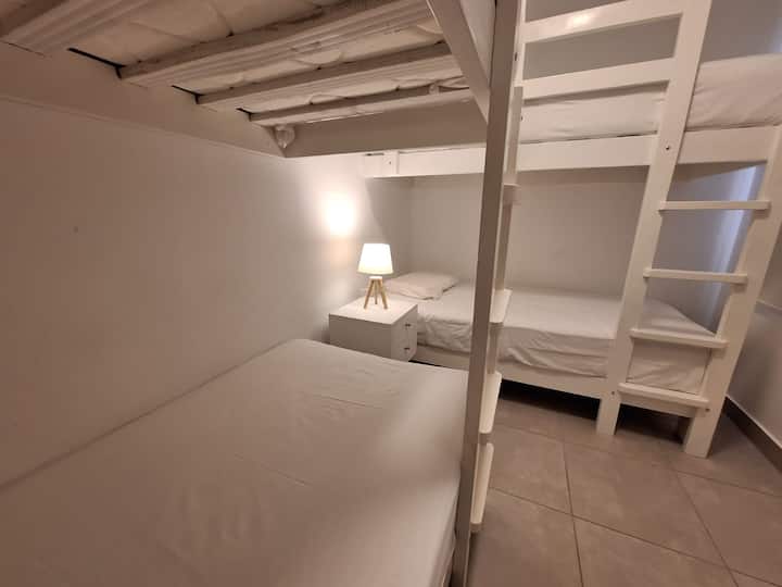 Dhoma e gjumit 2 dhe 3 (4 krevate secili)