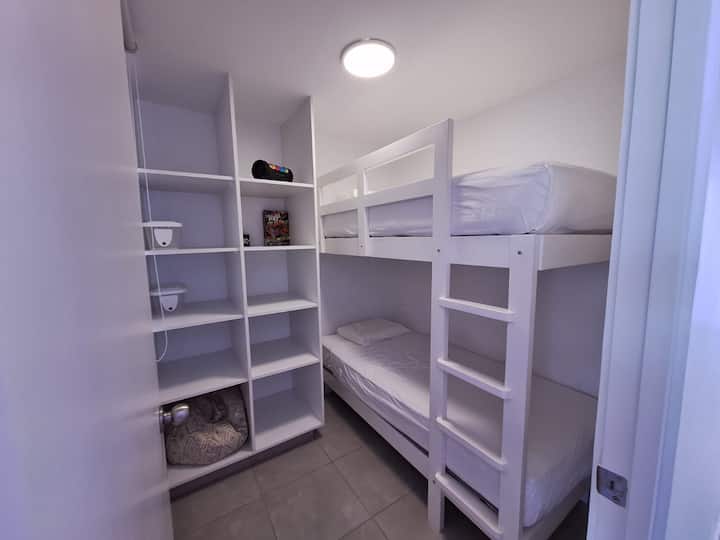 Dhoma e gjumit 1 (2 krevate)