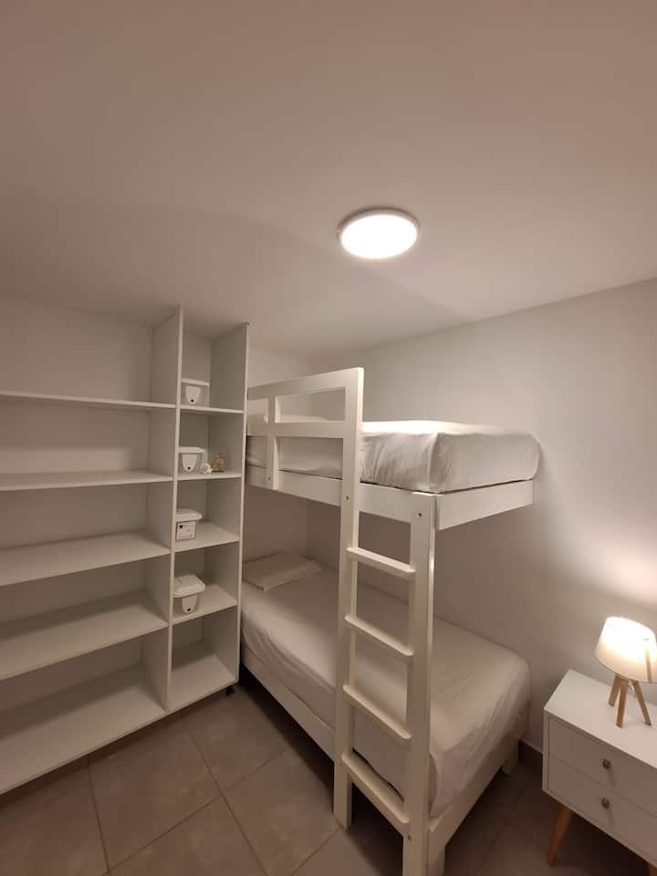 Dhoma e gjumit 2 dhe 3 (4 krevate secili)