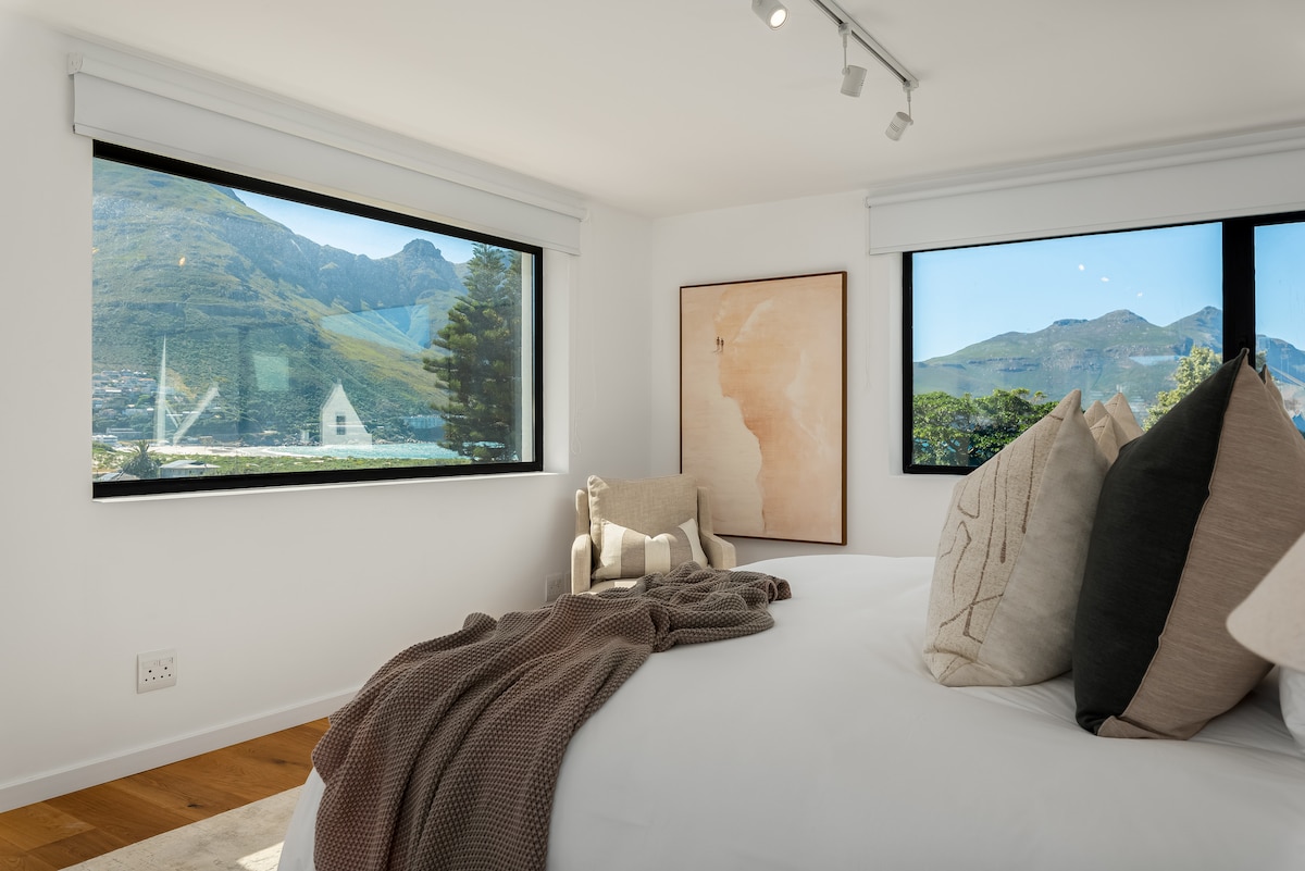 Habitación principal con vistas a la playa de Hout Bay.