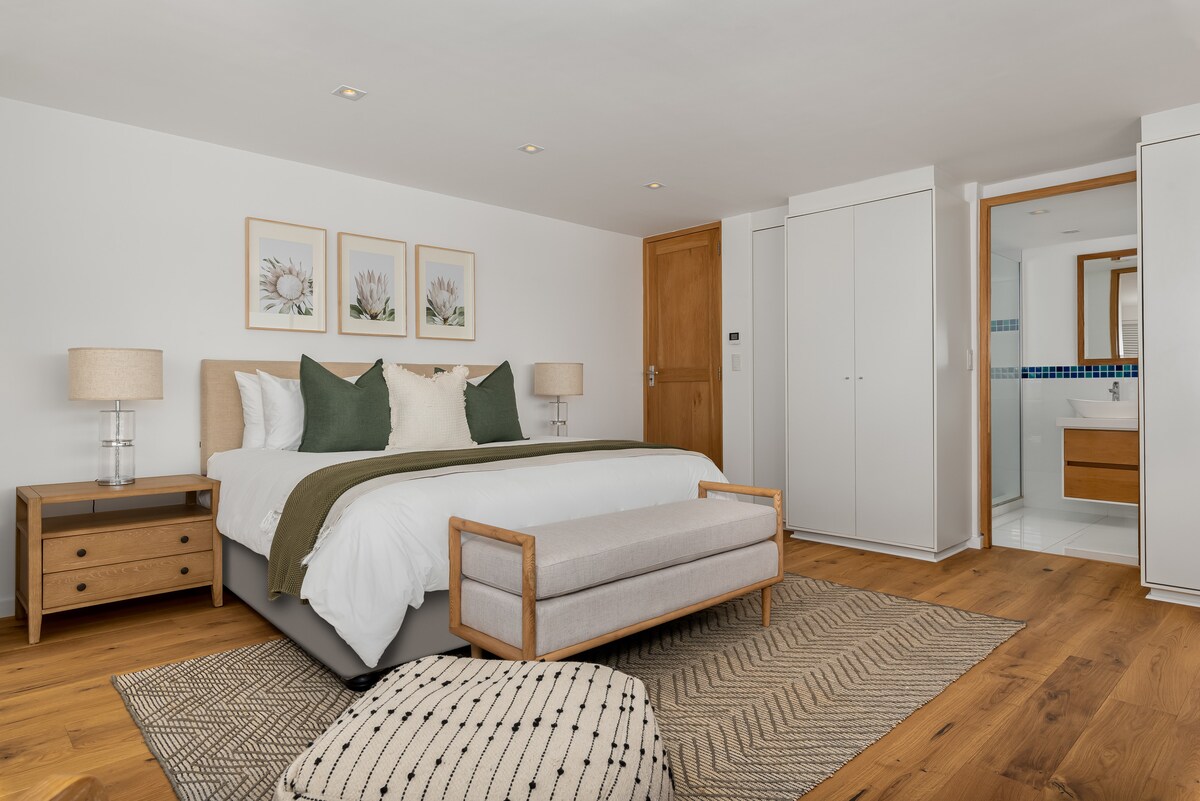  Dormitorio tres con cama tamaño king que se puede convertir en camas individuales, escritorio y silla