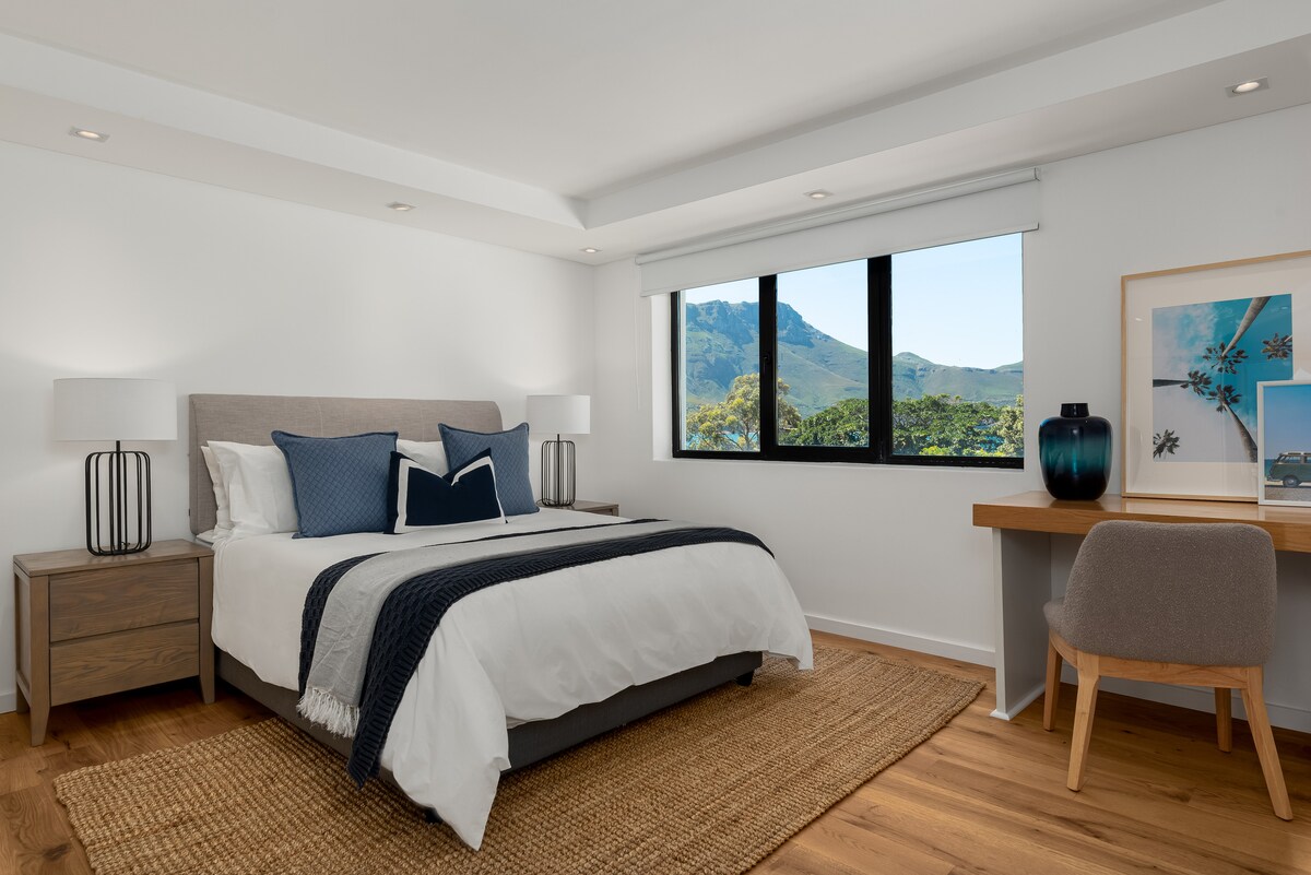 Dormitorio dos con cama tamaño queen, escritorio y silla