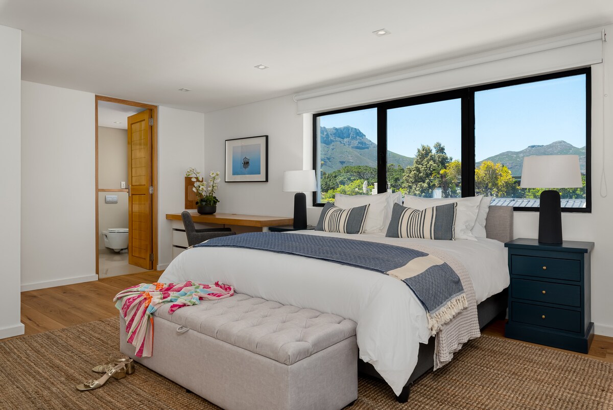 Dormitorio cinco con cama tamaño king que se puede convertir en camas individuales, escritorio y silla