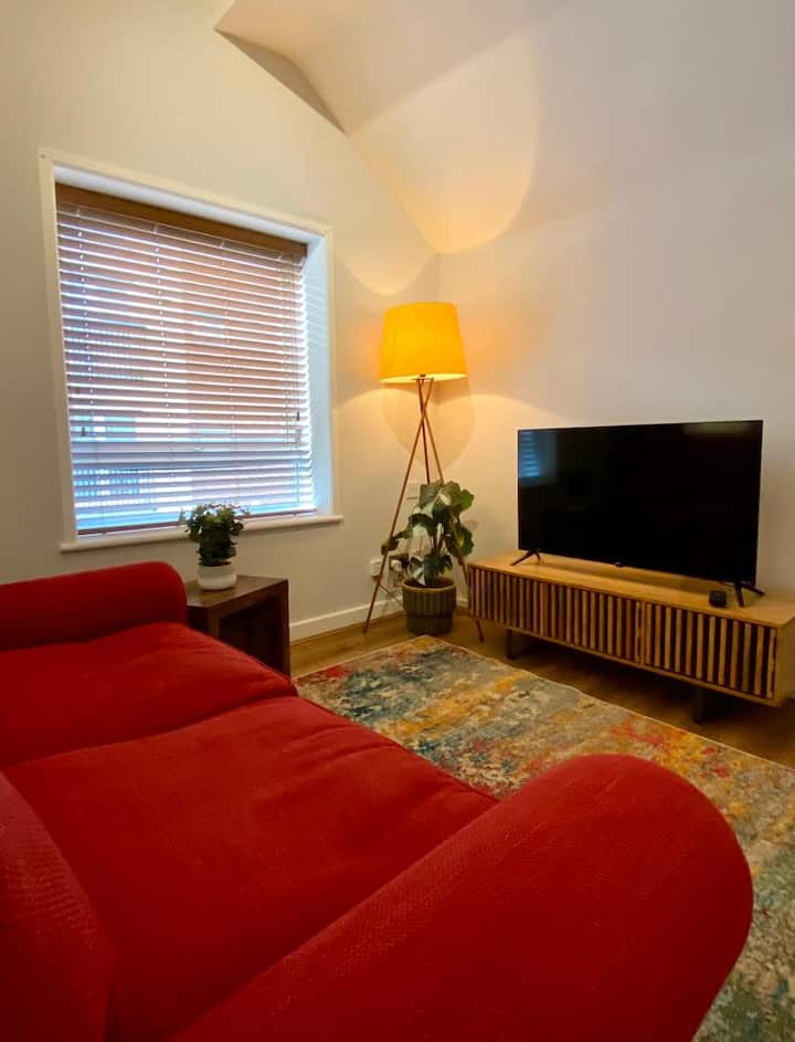 Central Modern 1-bedroom Home | Cozy W/ Wi-fi - Crewe