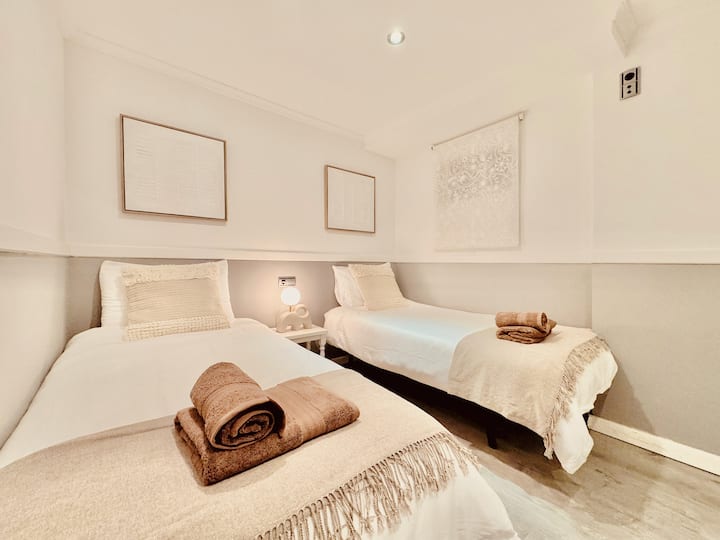 Second bedroom with twin beds / Second room with single beds