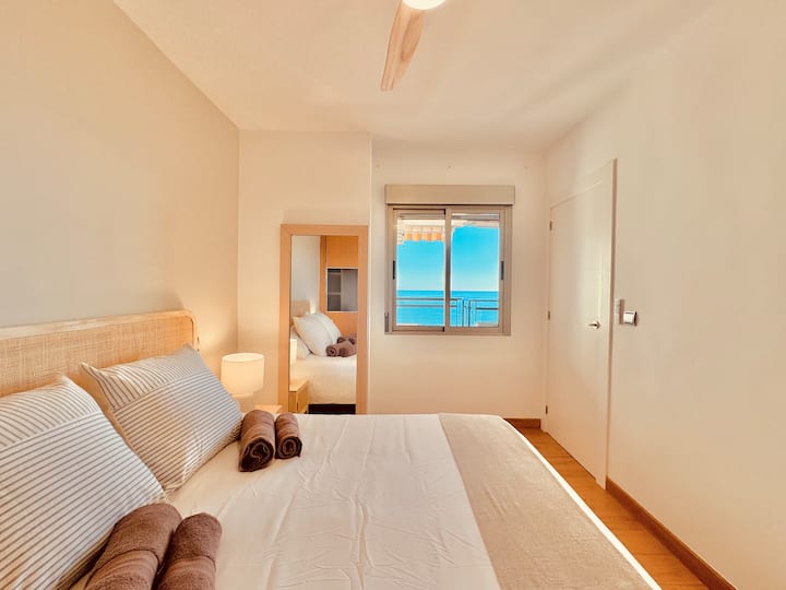Main bedroom with sea views /Master Room with Ocean View
