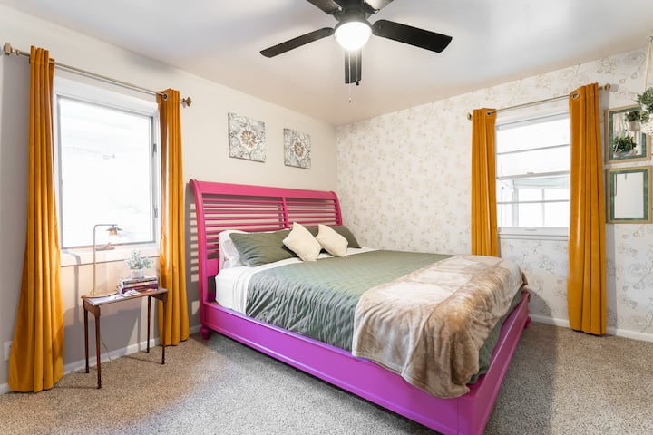 - Cama rosa.
- Cama tamaño king acogedora.
- Perfecto para un sueño reparador.