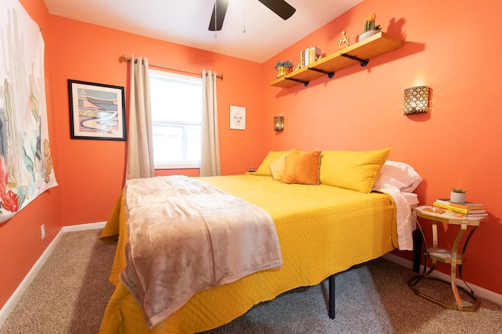 - Habitación bonita y colorida.
- Colchón tamaño king
- Duerme como un bebé.