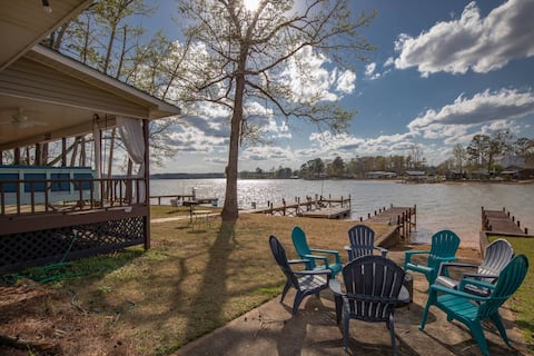 Large Lake House Sleeps 16 w/docks, pets allowed