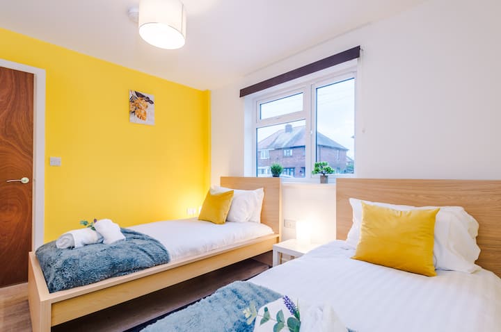 تستفيد غرفة النوم 1 من غرفتين فرديتين مريحتين ومساحة تخزين كبيرة.