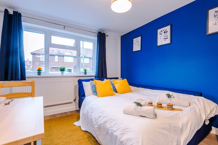 تتمتع غرفة المعيشة المفتوحة بسرير أريكة مزدوج وطاولة طعام بأربعة مقاعد ومطبخ مجهز بالكامل.