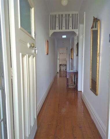 Coogee house, 5min walk to beach, Sydney, pet ok gallery image 2