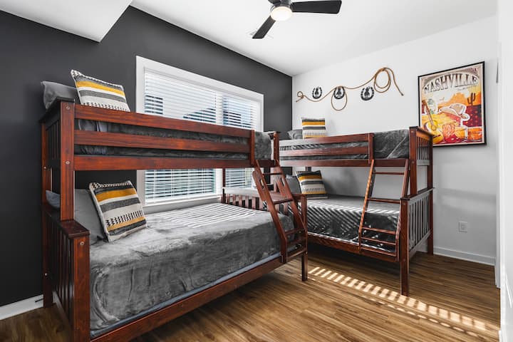 سريران مريحان بطابقين مزدوجين في غرفة النوم رقم4 في الطابق العلوي. مساحة كبيرة لخزانة ملابسك في هذه الغرفة، بالإضافة إلى مروحة سقف.