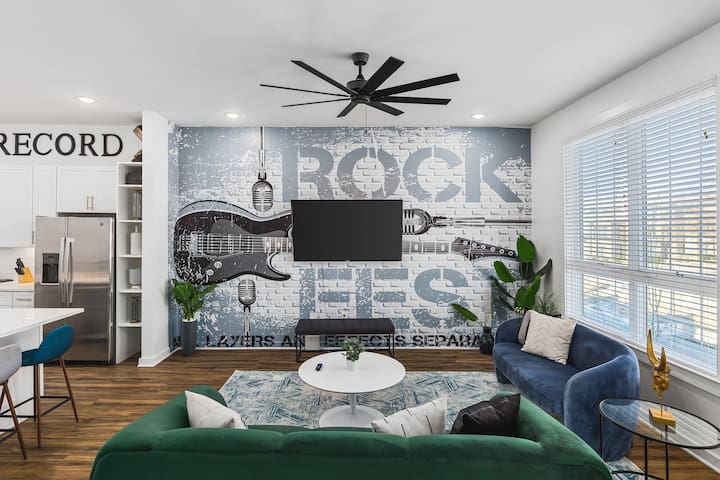 Patio, Rooftop Deck & Garage + 3 Miles to Broadway