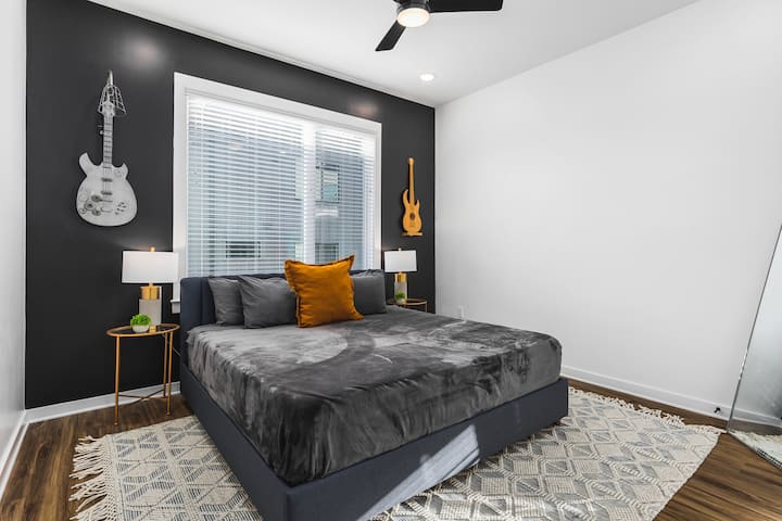 غرفة النوم رقم2 في الطابق الرئيسي للمنزل، مع سرير كينج مريح ومروحة سقف وخزانة ومرآة كاملة الطول وحمام داخلي.