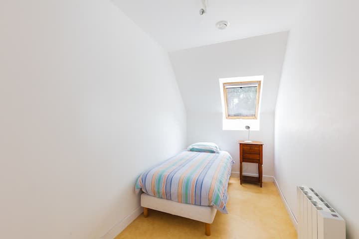 Spavaća soba u prizemlju s krevetom širine 90 cm.