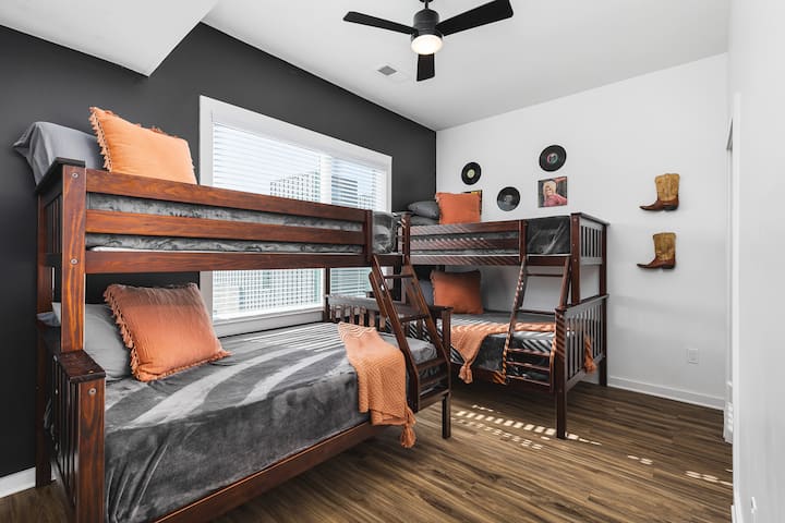 Две удобни двуетажни легла с 2 отделни легла в спалня №4 на горния етаж. Има достатъчно място в гардероба за дрехите ви в тази стая, плюс вентилатор на тавана.