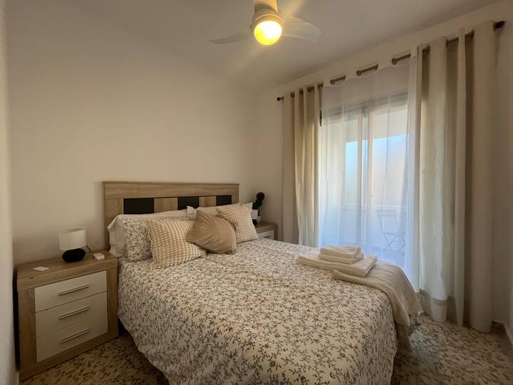 СПАЛНЯ С ДРЕШНИК И ТЕРАСА С ИЗГЛЕД КЪМ АПАРТАМЕНТА.