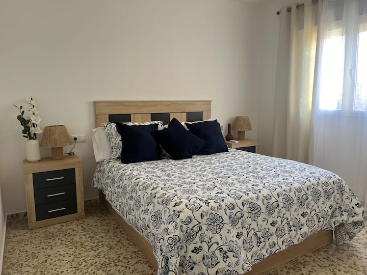 ОСНОВНА СПАЛНЯ СЪС САМОСТОЯТЕЛНА БАНЯ И ИЗГЛЕД КЪМ ПЛАЖА.
150 ЛЕГЛА