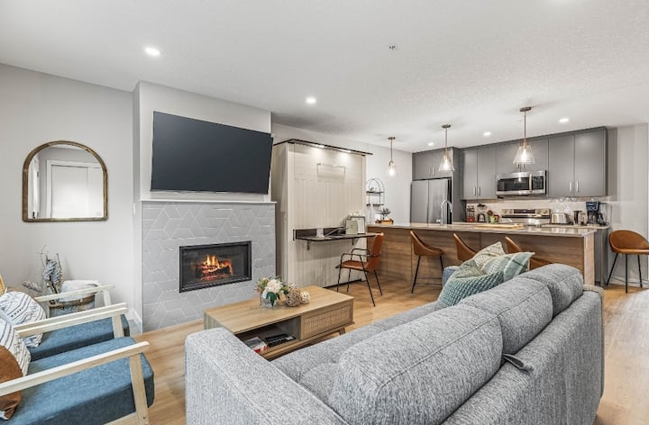 ديكورات داخلية أنيقة وتخطيط مفتوح وظيفي. سرير أريكة كوين وسرير مزدوج مع مكتب لترتيب مرن للنوم. 