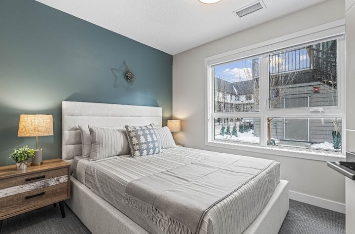 غرفة النوم الثانية بسرير كوين