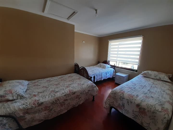 Habitación con 3 camas singles