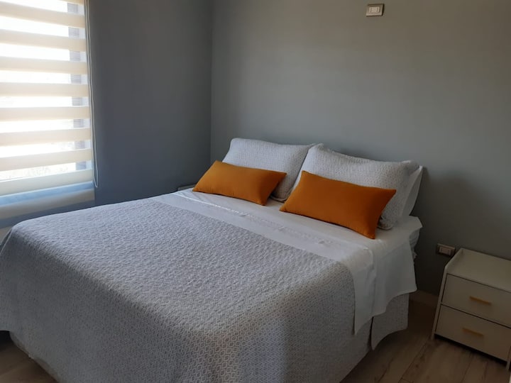 Habitación Matrimonial con dos veladores.