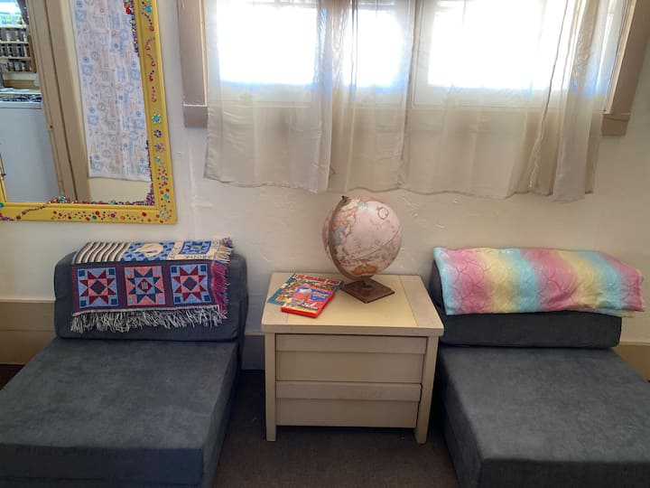 Área infantil (en el pasillo) 2 futones, libros infantiles, World Globe y ventanas. La ropa de cama, los edredones y las almohadas están en el dormitorio junto al armario de la sala de estar. Los juegos de mesa y los libros de colores de cartas están en la estantería de la sala de estar.