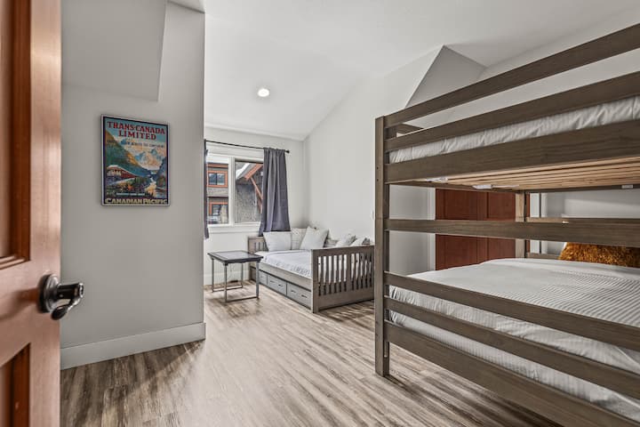 Disclaimer: The gaming table is no longer available in the listing.