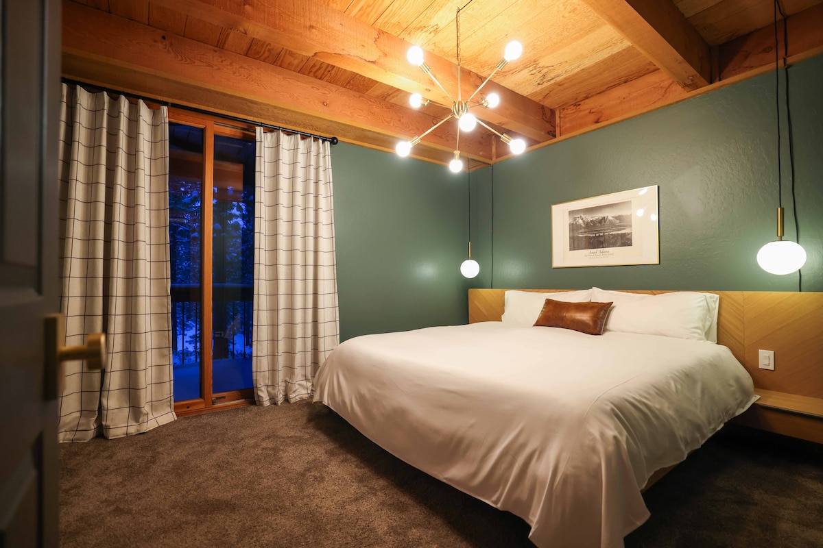 Საძინებელი 1 დიდი ზომის საწოლით, ტუმბოებით და საკითხავი განათებით