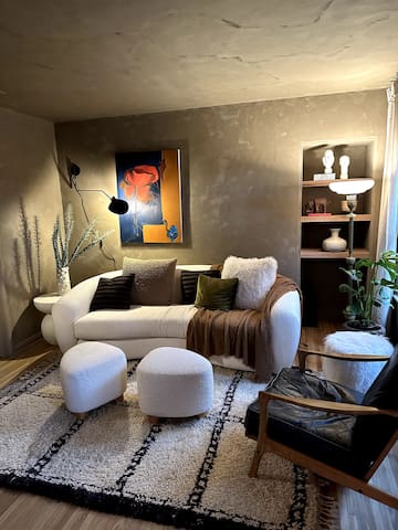 Cozy artistic home close to all!