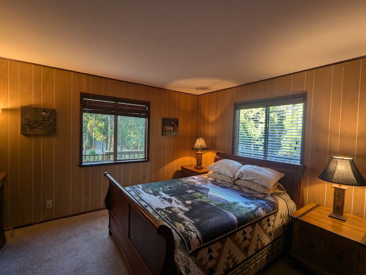 Уживајте во мирниот поглед од спалната соба на долниот кат со удобен брачен кревет (широк 150-179 см).  