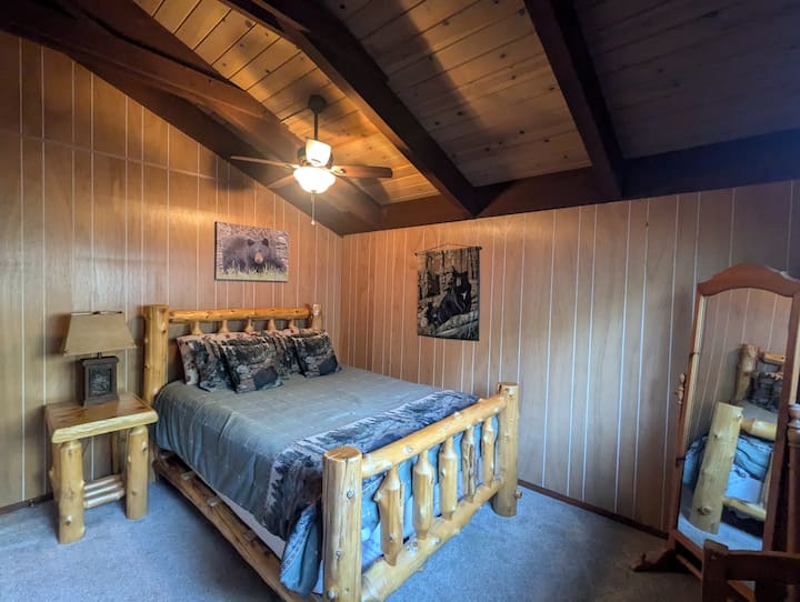 Спална соба на горниот кат со еден брачен кревет (широк 150-179 см). Складиштето во плакарот и фиоката во фиоката им е достапно на гостите.