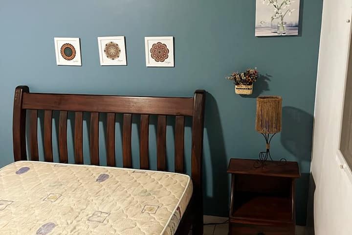 Спална соба 1 со брачен кревет и единечен кревет, плакар