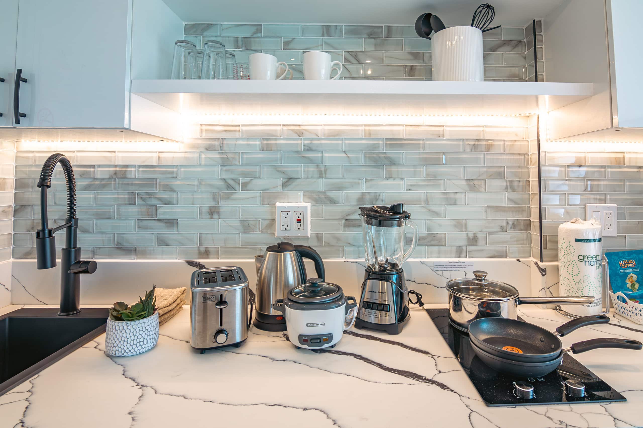 Condo in Honolulu · ★4.82 · Studio · 1 bed · 1 private bath - Image 11