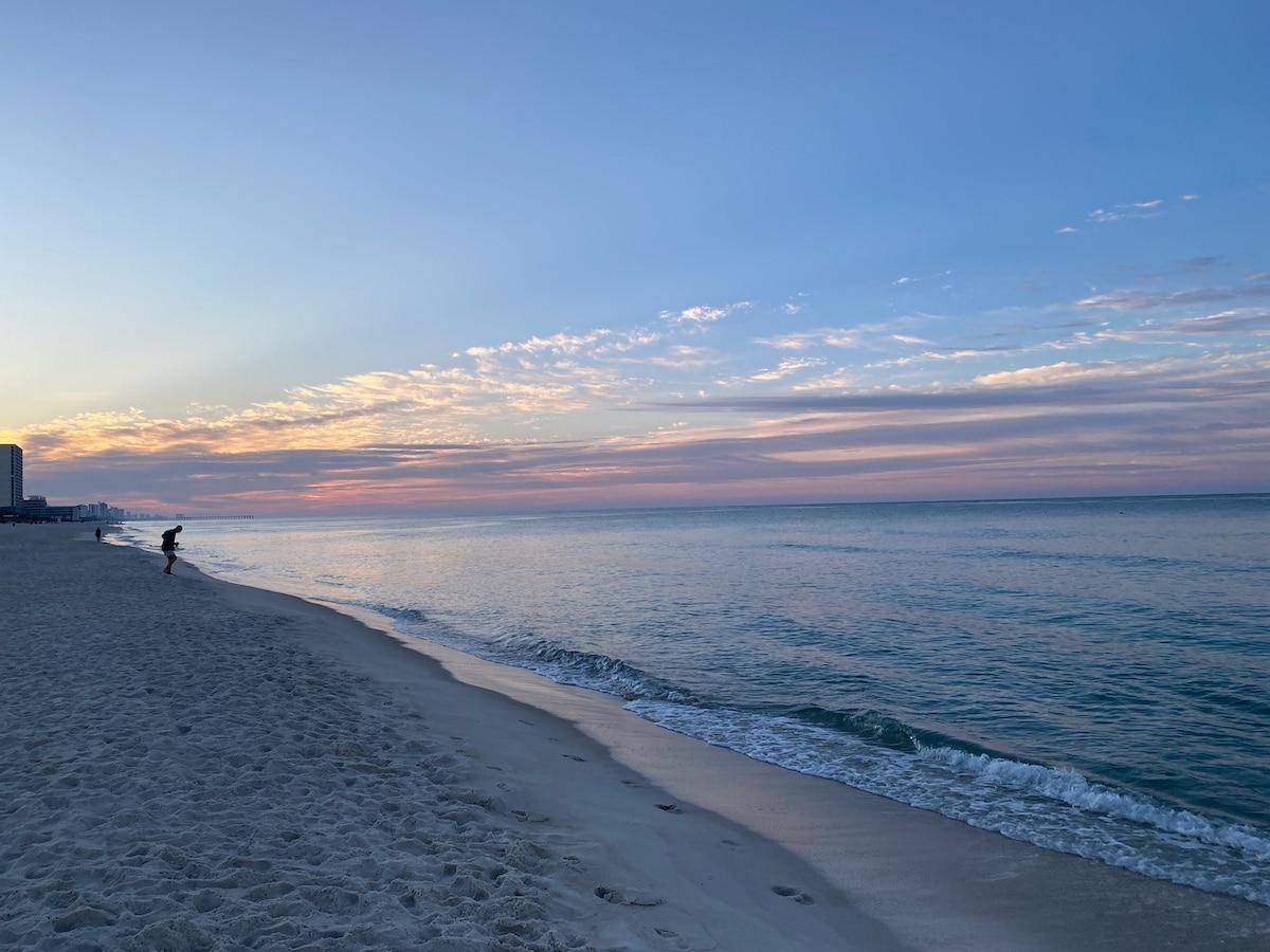 Popular Airbnb listing: Emerald Tide Condo #515 Oceanfront Pool in Panama City / Panama City Beach