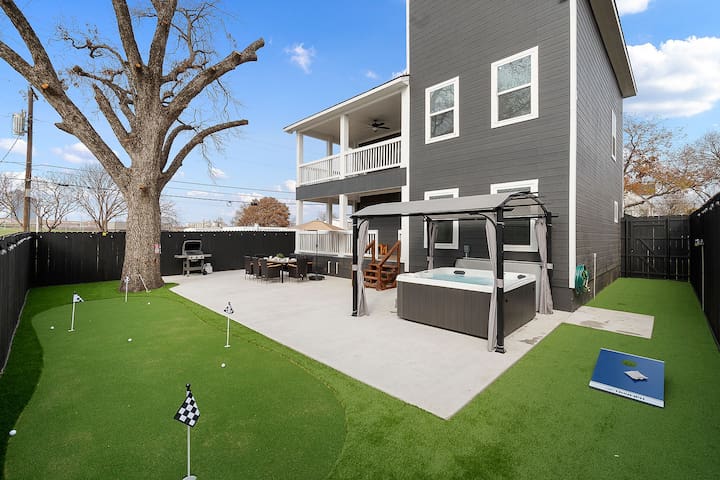 Downtown FW Stockyards HotTub MiniGolf SkylineView