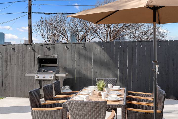 Downtown FW Stockyards HotTub MiniGolf SkylineView gallery image 3