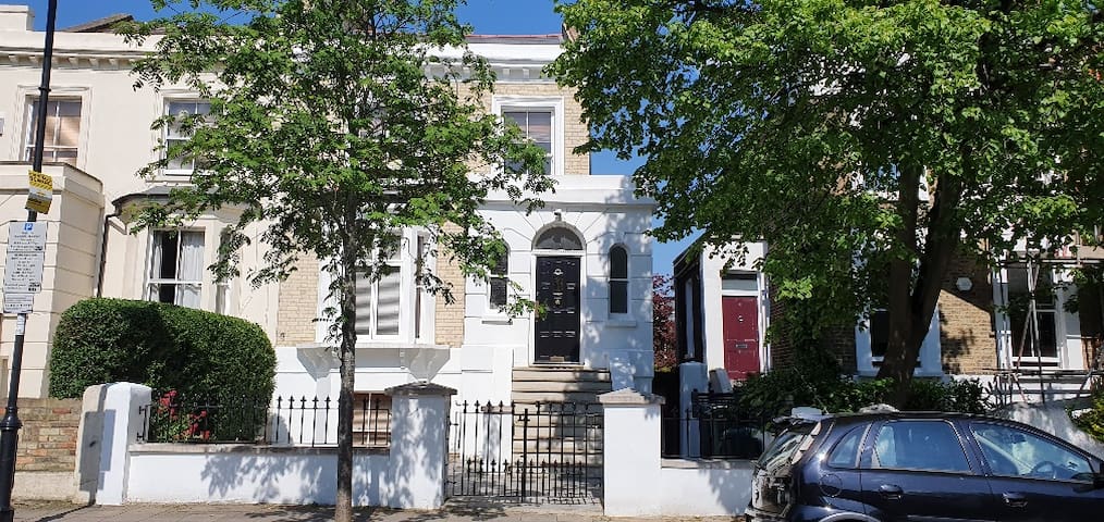 Central London, spacious, modern with Aircon