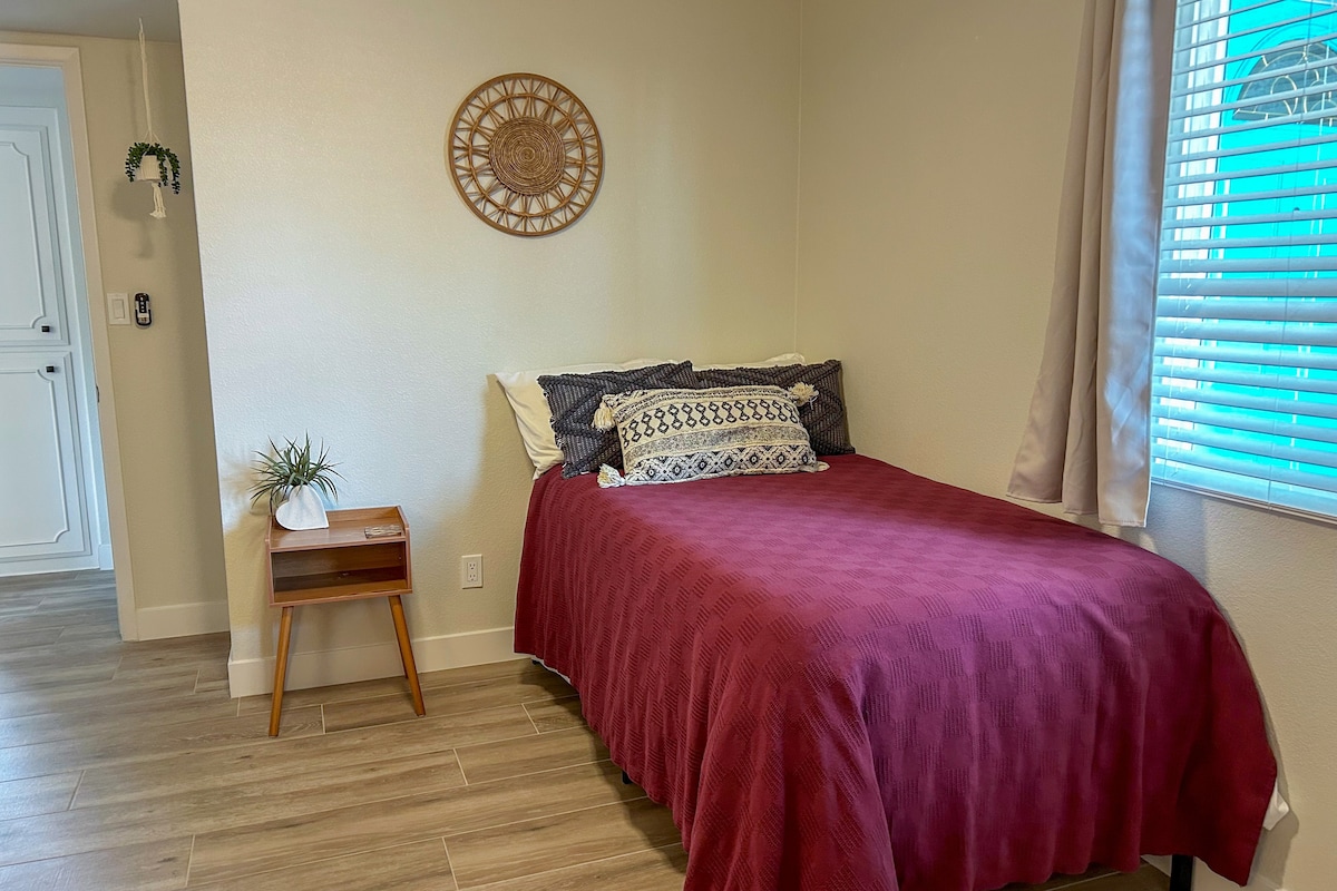 Dvojposteľ (prémiový matrac Tuft a Needle) v kancelárii vytvára dokonalý priestor na spanie navyše. 