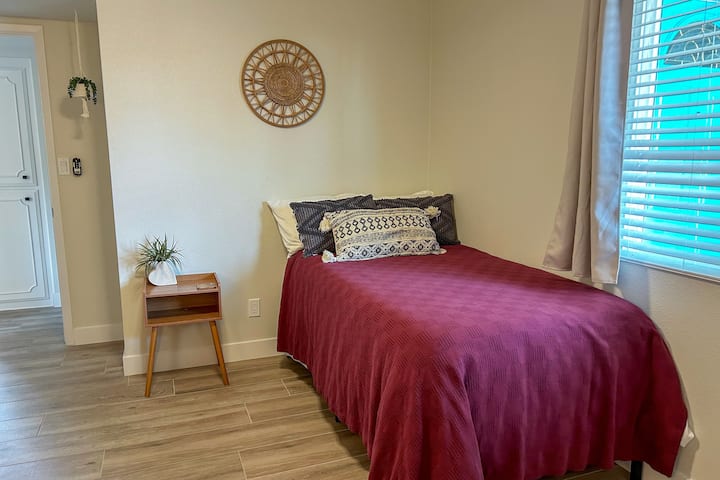 Krevat dopio (dyshek premium Tuft dhe Needle) në zyrë krijon hapësirë të përkryer shtesë për të fjetur. 