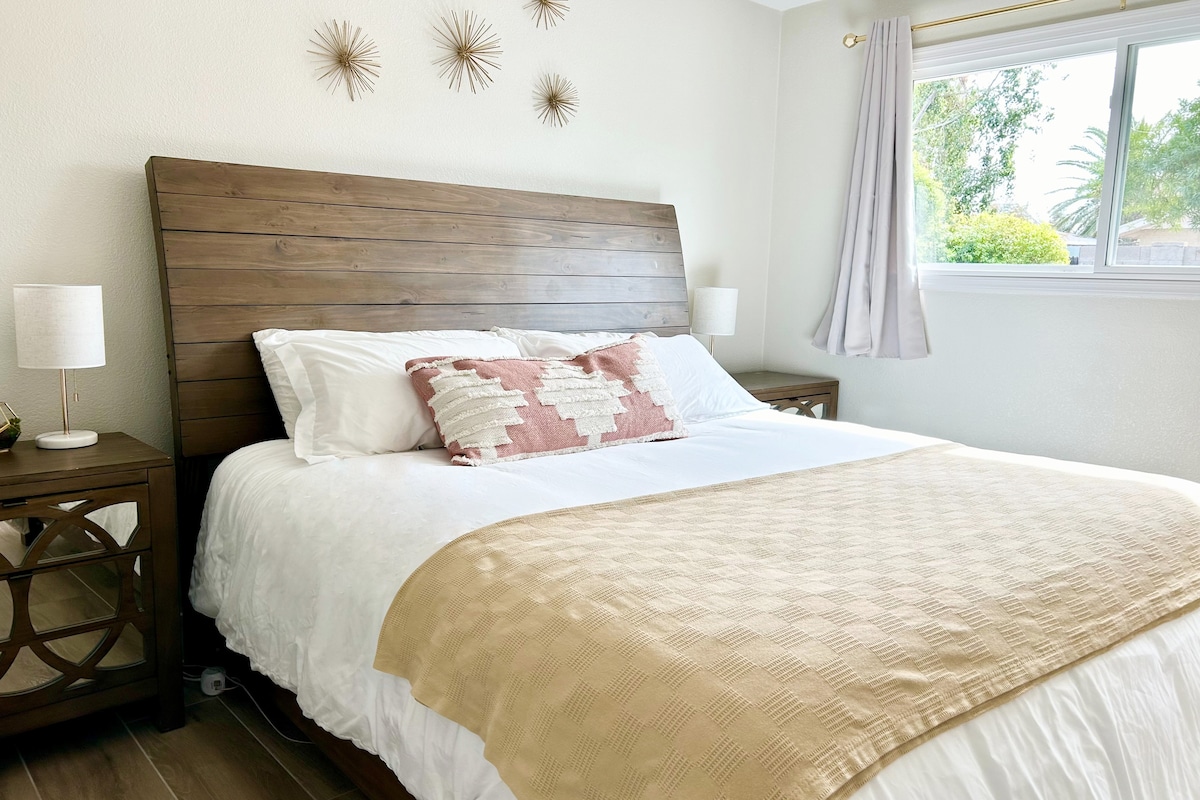 Hlavná spálňa s plyšovým matracom Saatva King (náš obľúbený!) a krásnym výhľadom na dvor.