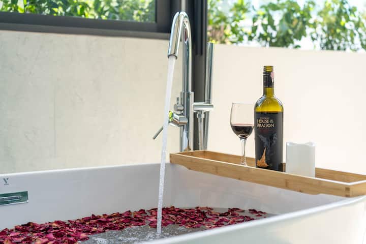 Freestanding bathtub