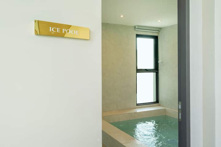 Ice pool